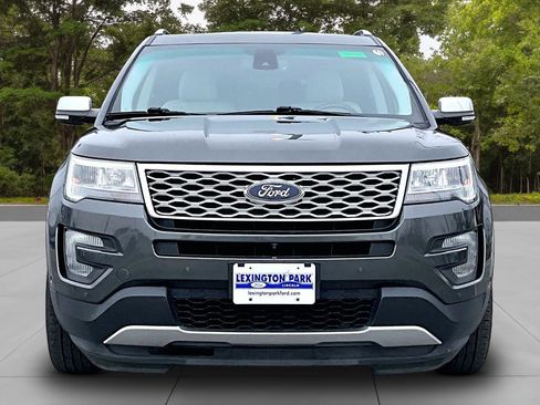 Used 2017 Ford Explorer Platinum image 2