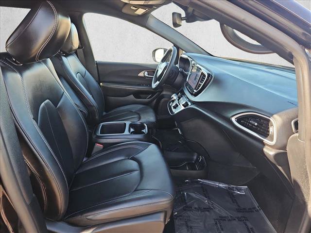 Used 2025 Chrysler Pacifica Select FWD image 25