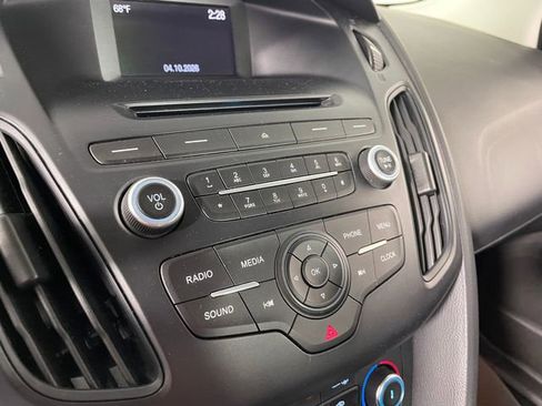 Used 2016 Ford Focus SE w/ SE Power Seat Package image 7