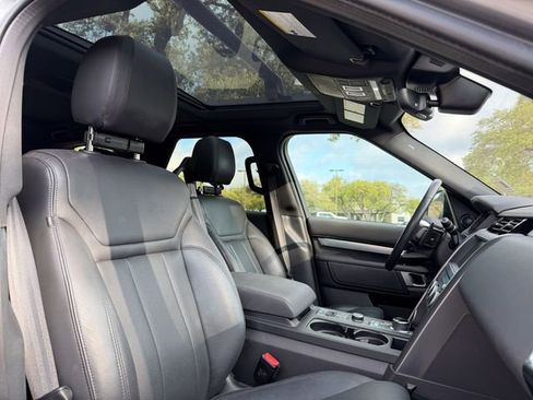 Used 2020 Land Rover Discovery Landmark image 17