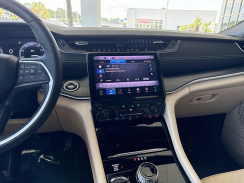 Used 2025 Jeep Grand Cherokee Limited w/ Luxury Tech Group II image 18