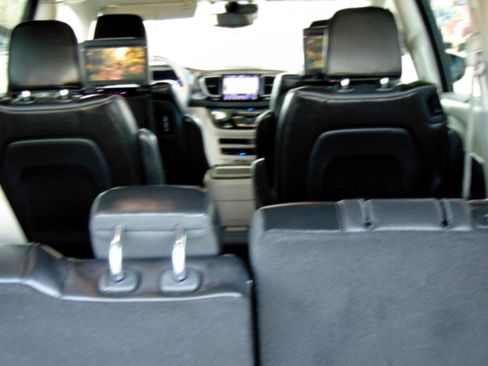 Used 2018 Chrysler Pacifica Limited w/ Tire & Wheel Group image 17