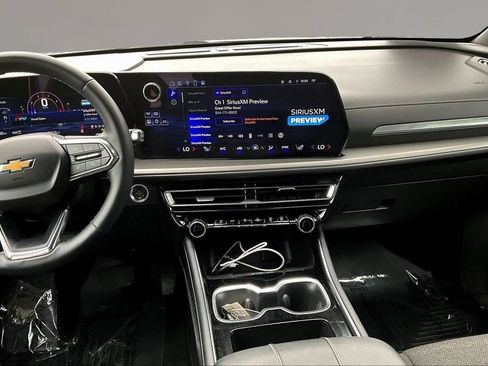 Used 2025 Chevrolet Traverse LT AWD/4WD image 9