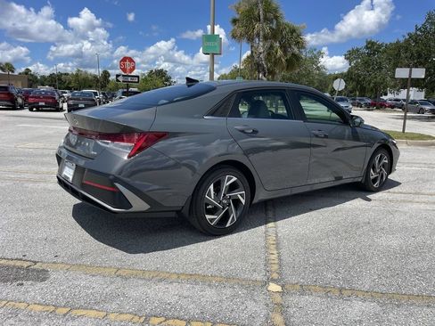 New 2025 Hyundai Elantra Limited FWD image 11