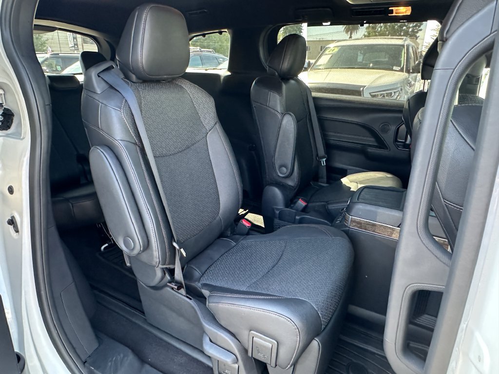 Used 2025 Toyota Sienna Platinum AWD/4WD image 17