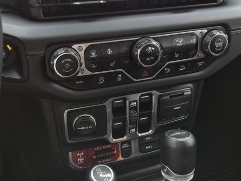 Used 2024 Jeep Gladiator Mojave w/ Safety Group AWD/4WD image 17