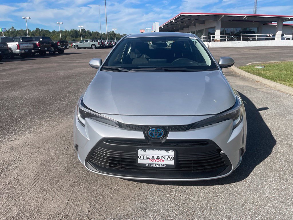 Used 2025 Toyota Corolla LE FWD image 2