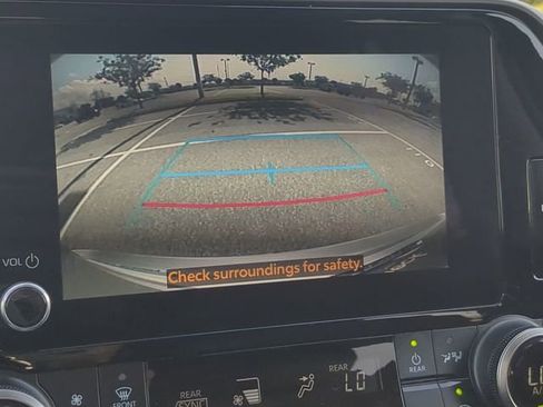Used 2023 Toyota Highlander XLE FWD image 21