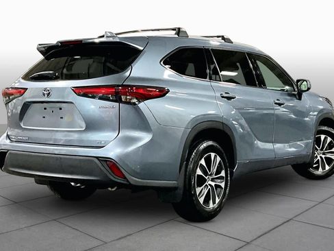 Used 2022 Toyota Highlander XLE AWD/4WD image 13