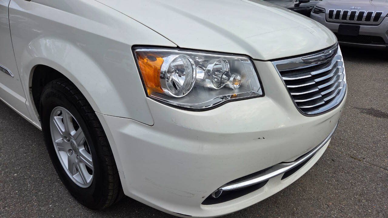 Used 2011 Chrysler Town & Country Touring FWD image 22