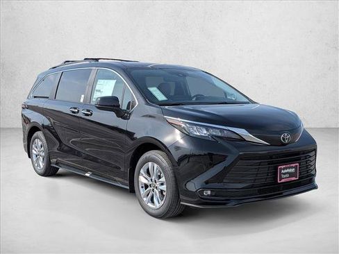New 2026 Toyota Sienna XLE image 7