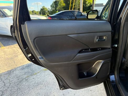 Used 2018 Mitsubishi Outlander LE AWD/4WD image 11