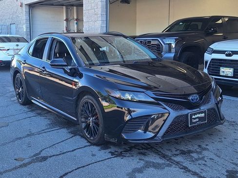 Used 2019 Toyota Camry SE image 3