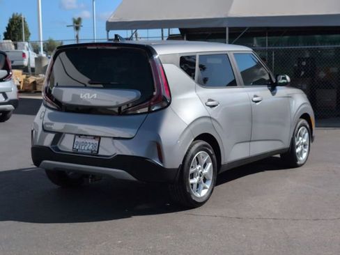 Certified 2025 Kia Soul LX w/ LX Technology Package FWD image 3