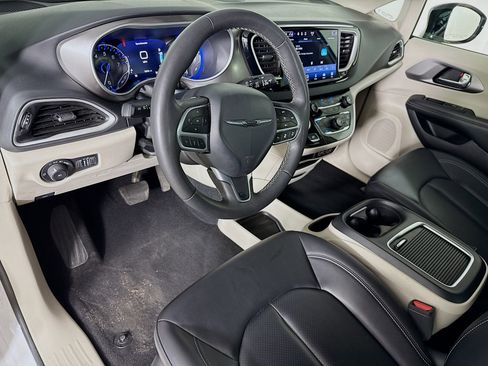 Used 2024 Chrysler Pacifica Touring-L image 8