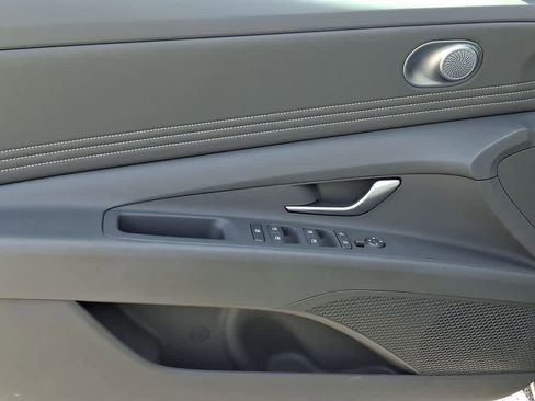 Used 2025 Hyundai Elantra SEL image 12