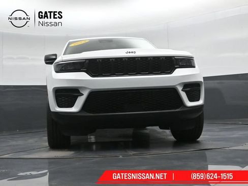 Used 2023 Jeep Grand Cherokee Altitude AWD/4WD image 39
