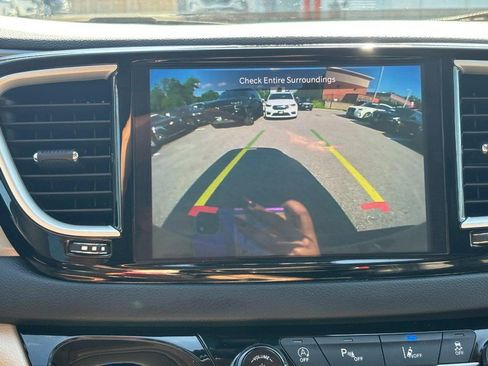 Used 2023 Chrysler Pacifica Touring-L FWD image 23
