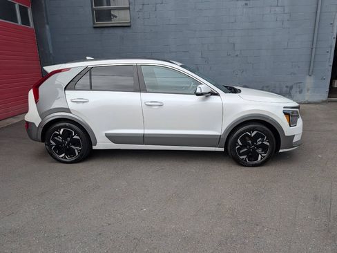 Used 2023 Kia Niro Wave w/ Wave Preserve Package FWD image 2