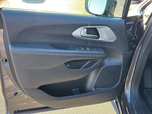 Used 2020 Chrysler Pacifica Touring-L w/ S Appearance Package image 14