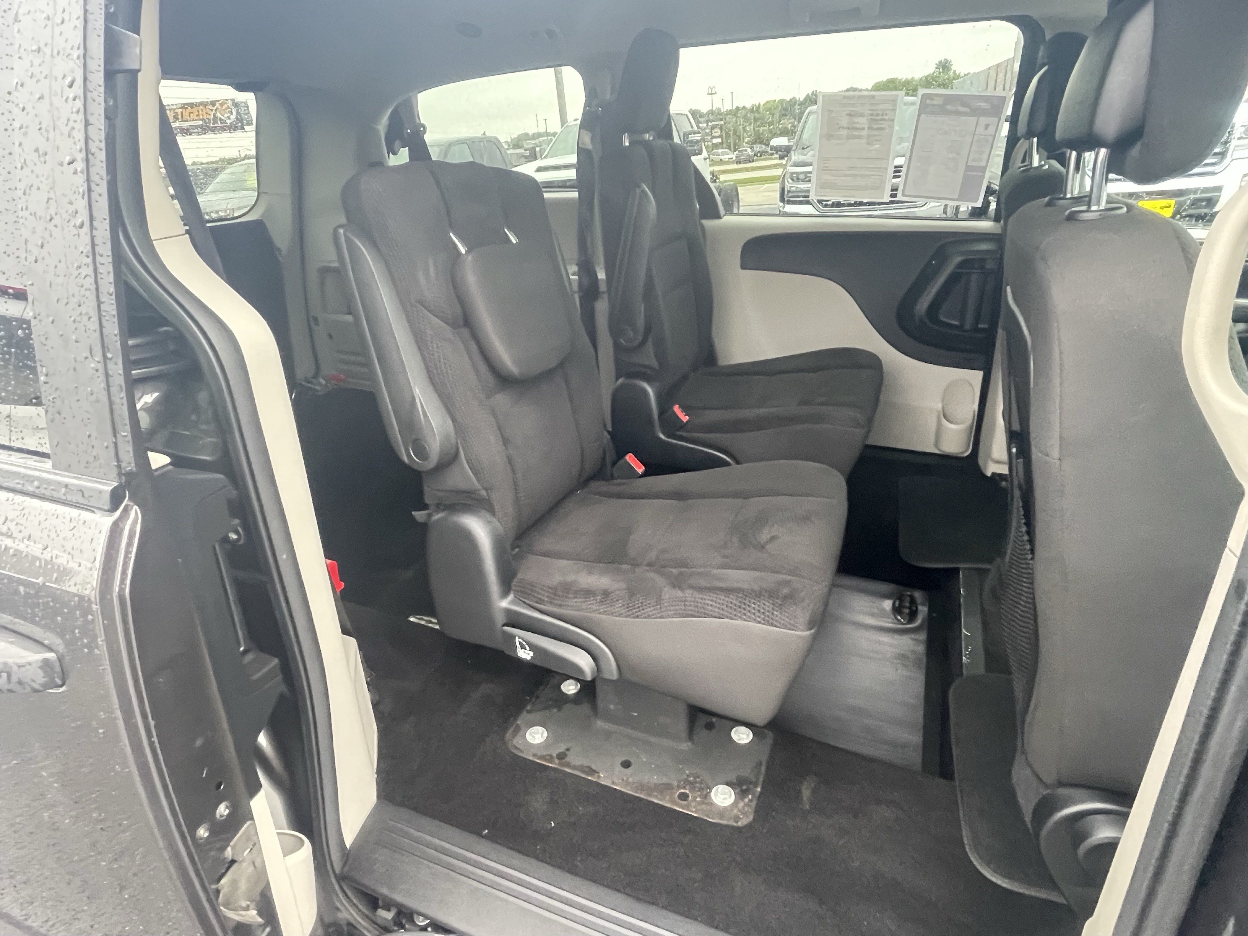 Used 2020 Dodge Grand Caravan SE FWD image 24