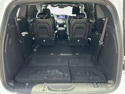Used 2025 Chrysler Pacifica Limited FWD image 9