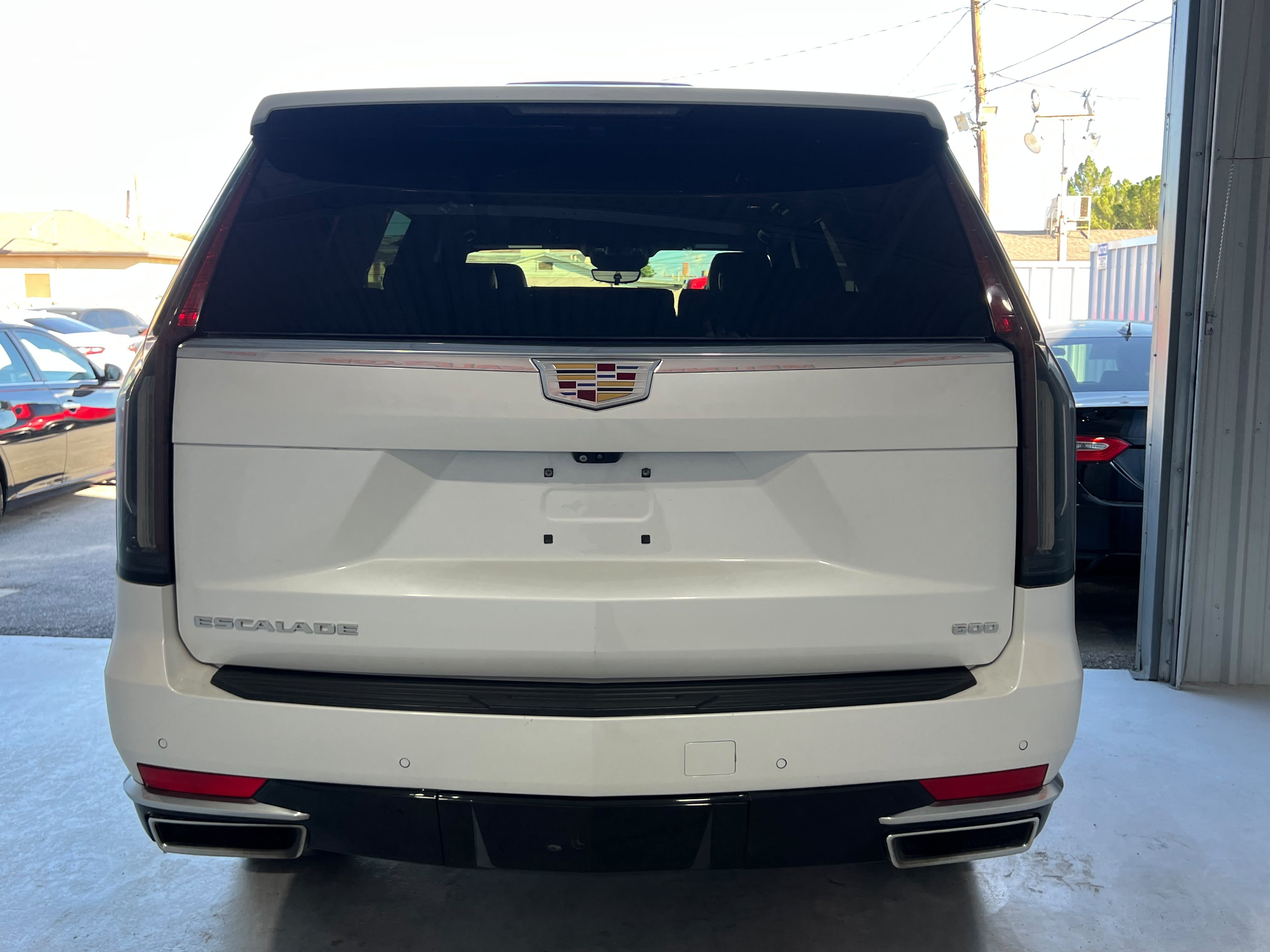 Used 2022 Cadillac Escalade Premium Luxury AWD/4WD image 2