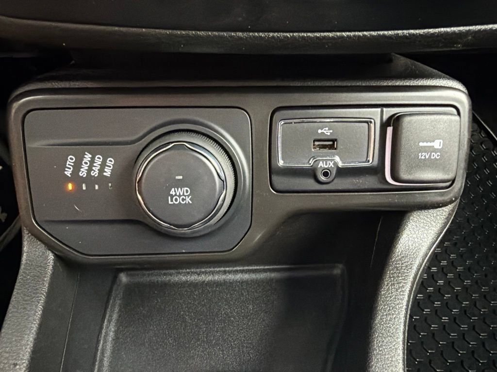 Used 2023 Jeep Renegade Latitude AWD/4WD image 29