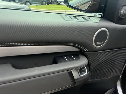 Used 2025 Land Rover Discovery Dynamic SE AWD/4WD image 16