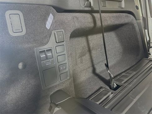 New 2026 Land Rover Discovery Dynamic SE image 24