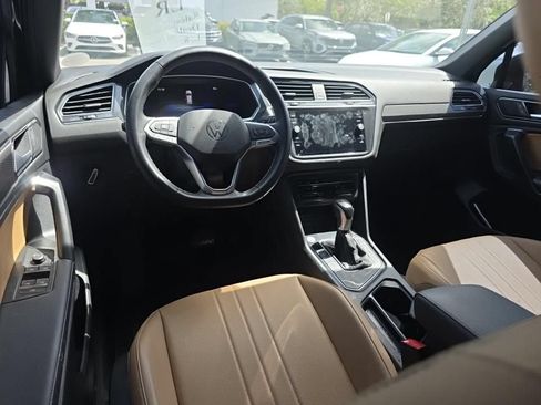 Used 2023 Volkswagen Tiguan SE w/ Panoramic Sunroof Package FWD image 4