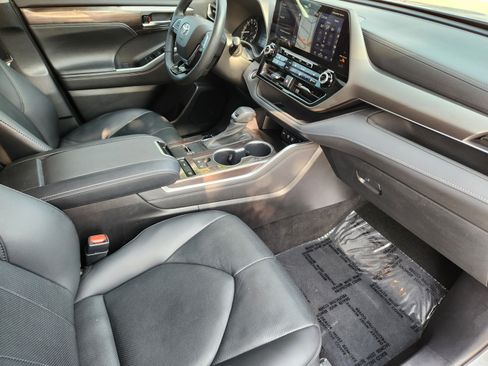 Used 2021 Toyota Highlander Limited FWD image 7