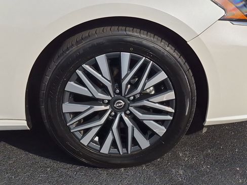 Used 2024 Nissan Altima 2.5 SV FWD image 10