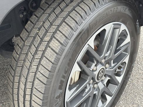 Used 2022 Toyota Tundra SR5 w/ SR5 Premium Package RWD image 5