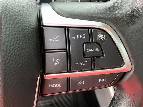 Used 2021 Toyota Highlander XLE FWD image 23