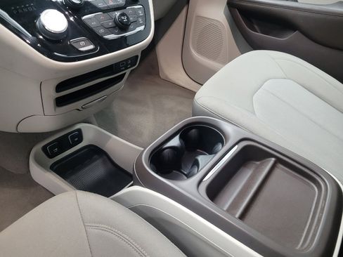 Used 2020 Chrysler Pacifica Touring image 26