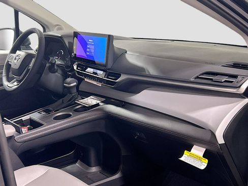 New 2026 Toyota Sienna XLE FWD image 30