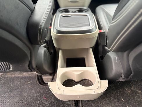Used 2022 Chrysler Pacifica Touring-L FWD image 19