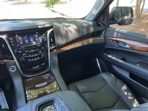Used 2017 Cadillac Escalade Luxury RWD image 29