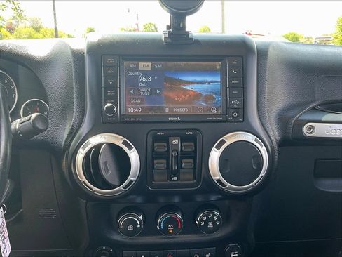 Used 2015 Jeep Wrangler Unlimited Rubicon w/ Connectivity Group AWD/4WD image 13