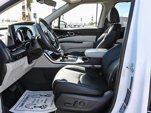 Used 2023 Kia Carnival EX image 18