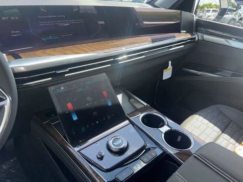 New 2025 Cadillac Escalade ESV Premium Luxury Platinum image 15