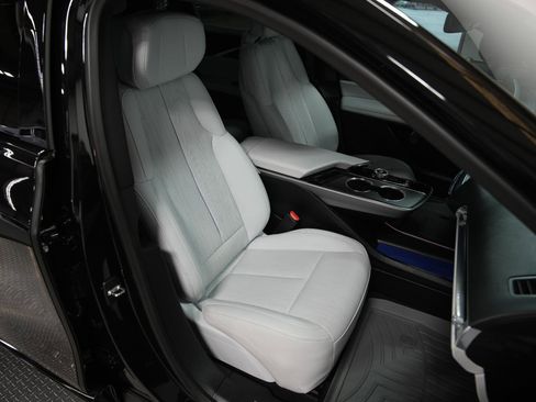 Used 2024 Cadillac Lyriq Luxury image 16