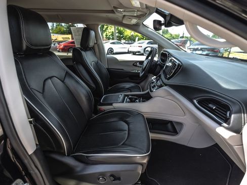 Used 2024 Chrysler Pacifica Limited FWD image 27