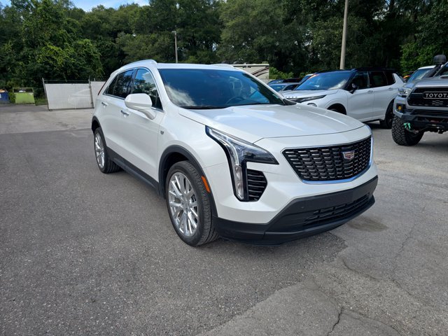 Used 2022 Cadillac XT4 Luxury w/ Cold Weather Package FWD image 1