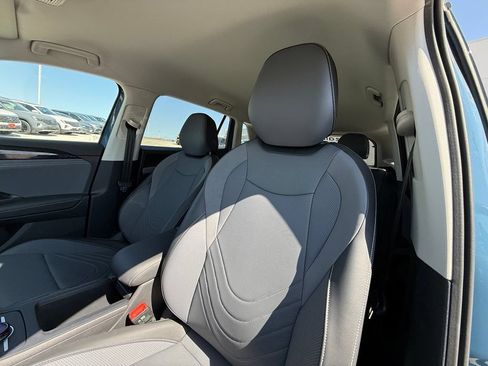 Certified 2025 Volkswagen Tiguan SE FWD image 15