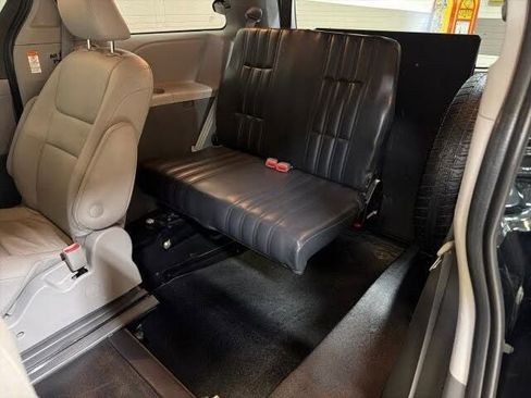 Used 2020 Toyota Sienna L FWD image 24