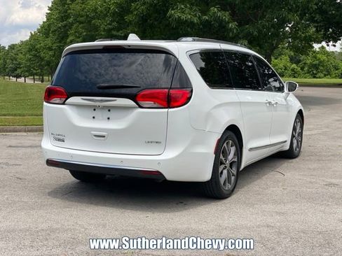 Used 2017 Chrysler Pacifica Limited FWD image 7