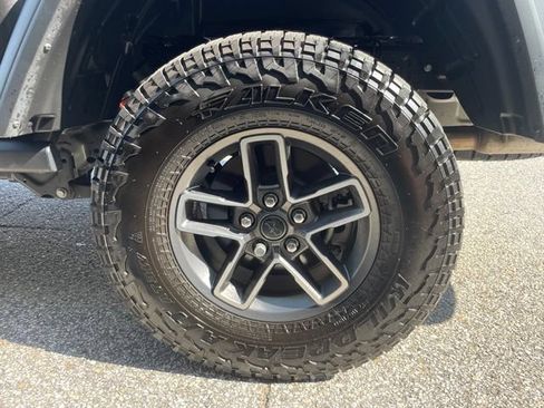Used 2025 Jeep Gladiator Mojave w/ Convenience Group AWD/4WD image 9