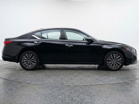 Used 2025 Nissan Altima 2.5 SV image 11